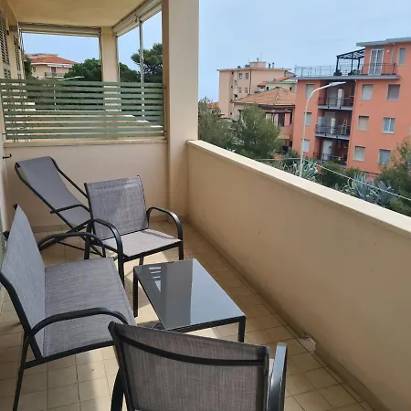 Bell'Alloggio A Due Passi Dalle Spiagge Di Riva Ligure Exterior photo